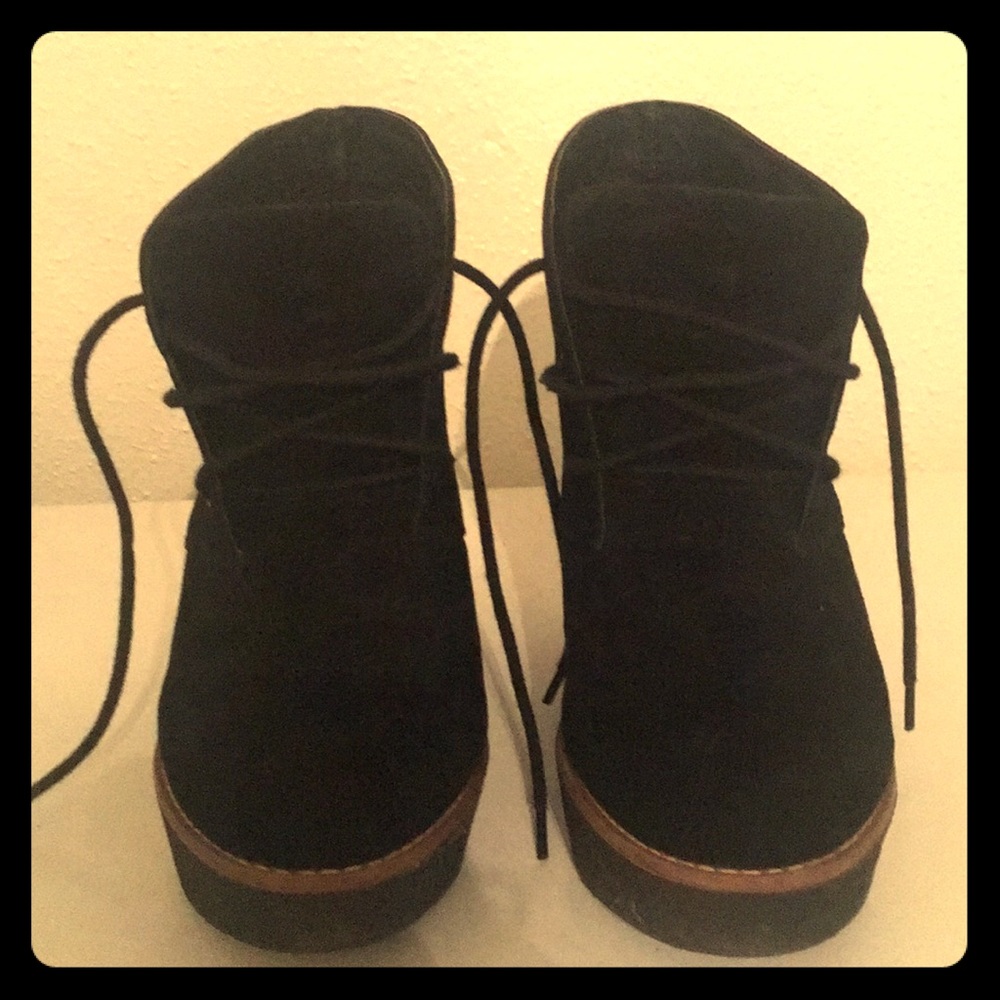 Heeled black ankle boots with caramel